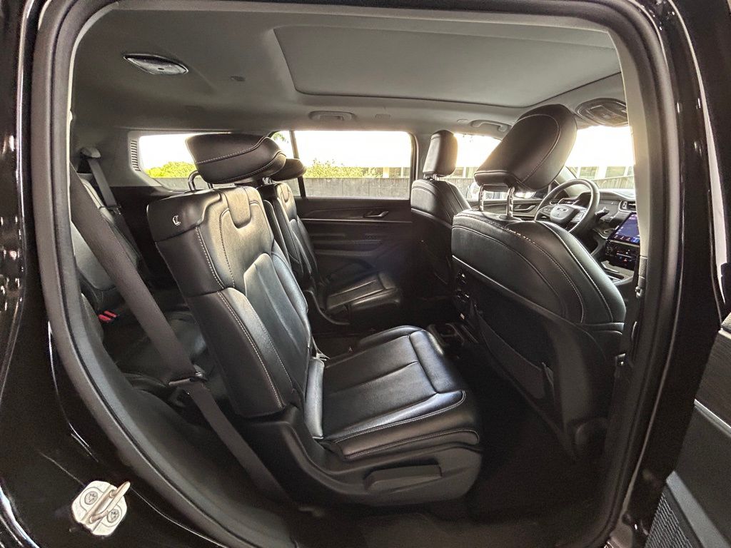 Used 2023 Diamond Black Crystal Pearlcoat Jeep Limited image 31
