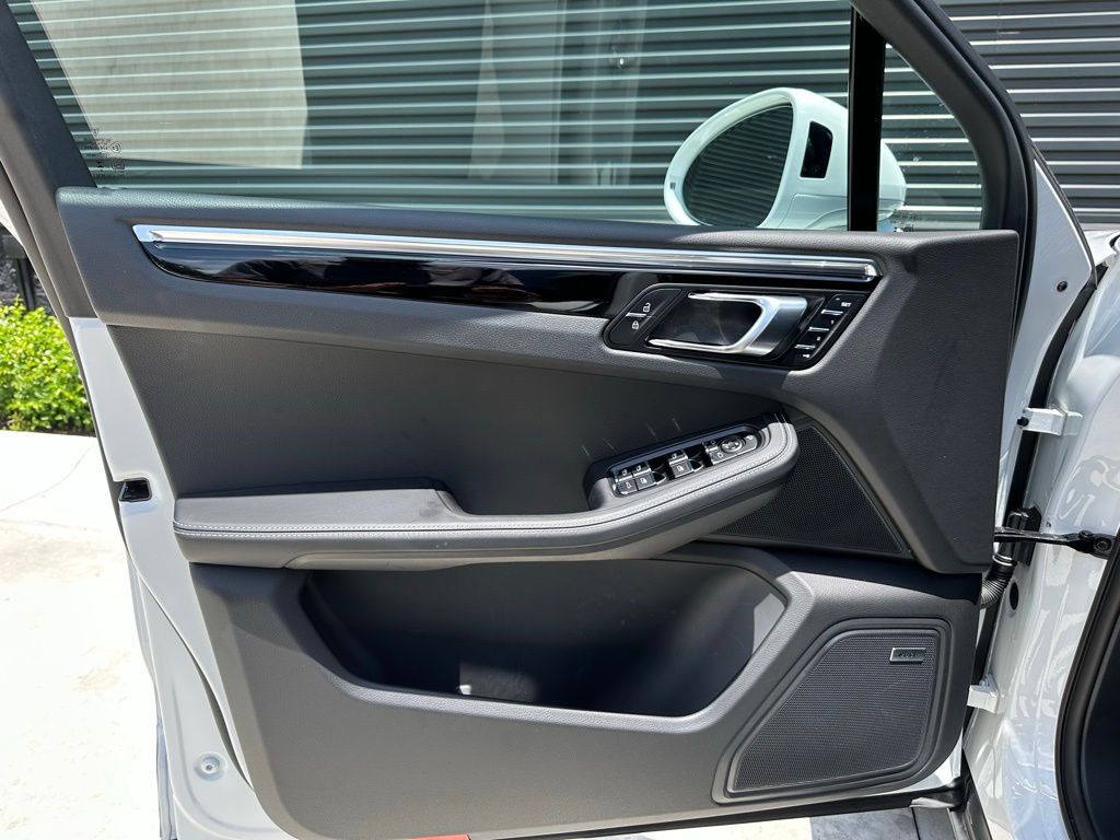 2025 Porsche Macan  13