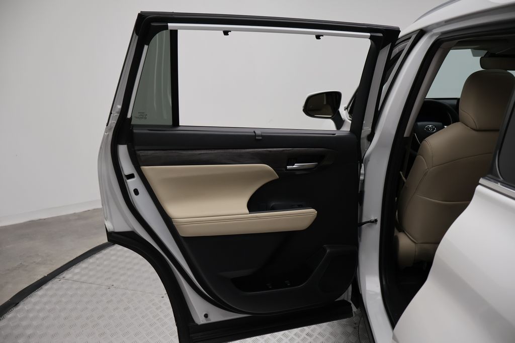 Thumbnail: 2024 Toyota Highlander - 21