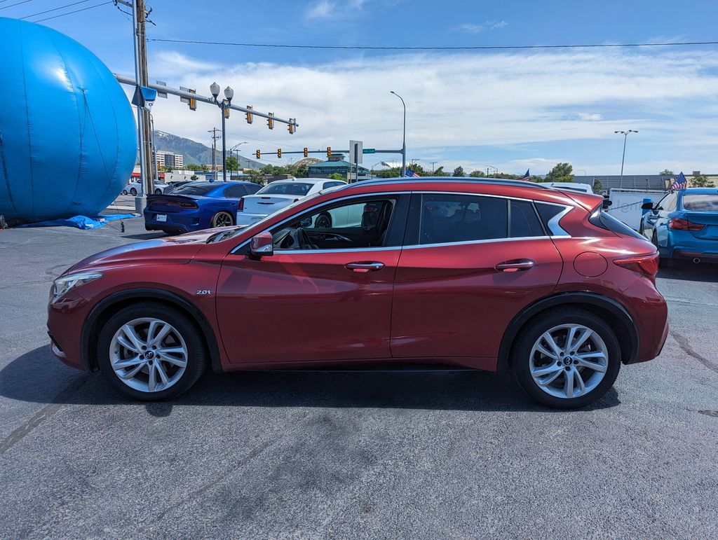 2017 INFINITI QX30 Premium 8