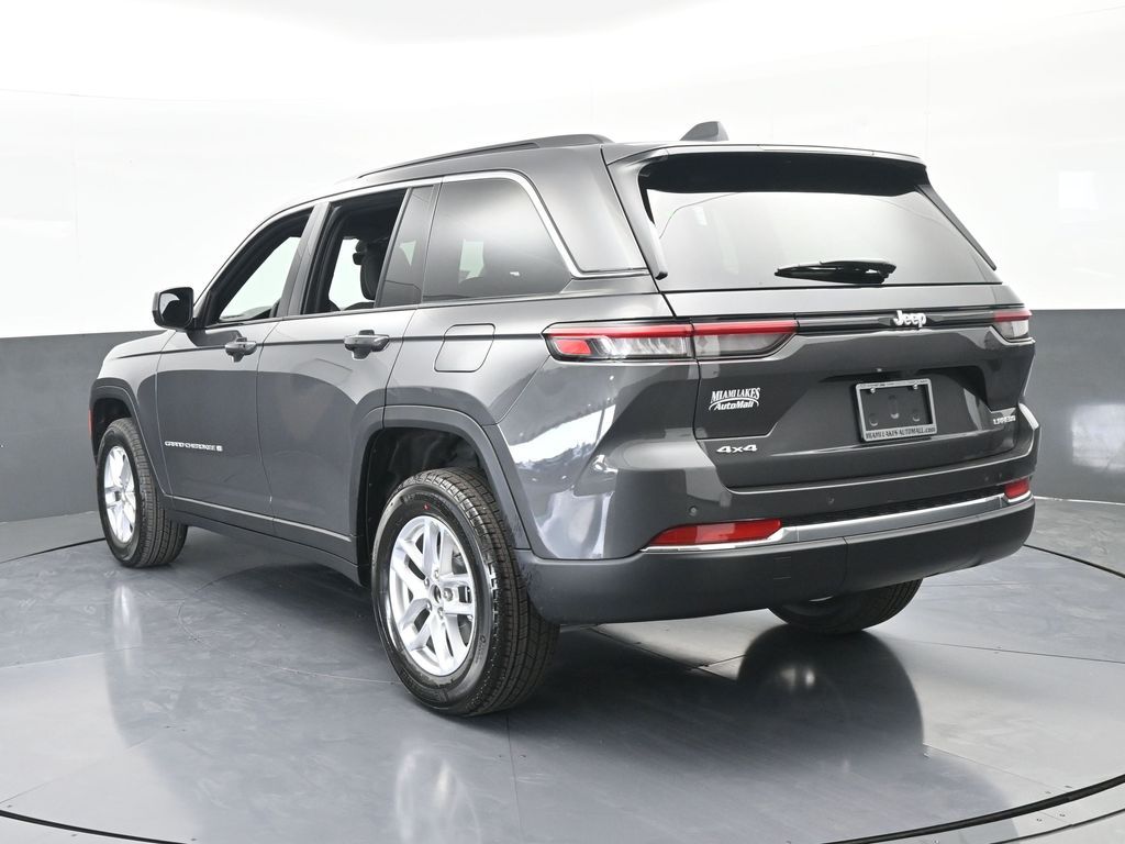 New 2026 Baltic Gray Metallic Clearcoat Jeep Laredo image 4