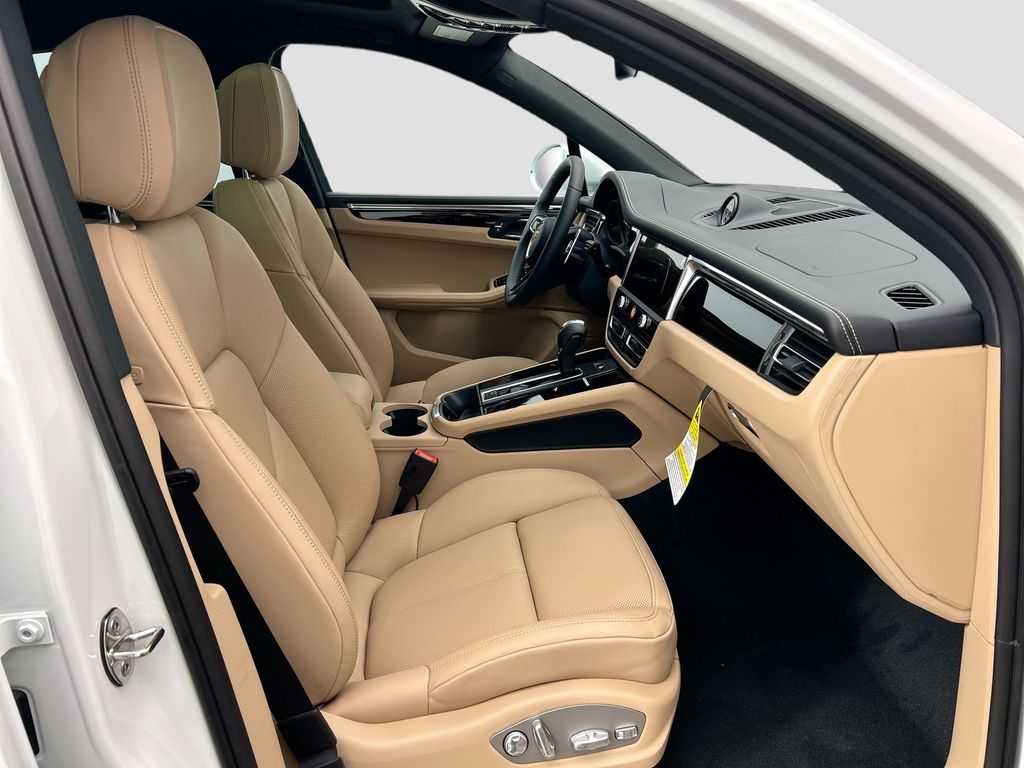 Thumbnail: 2026 Porsche Macan - 22