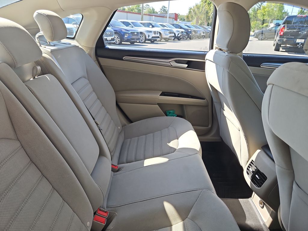 2018 Ford Fusion SE White at Matthews Motors of Wilmington