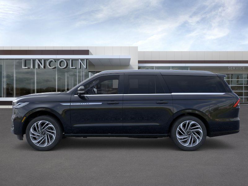 Thumbnail: 2025 Lincoln Navigator L - 3