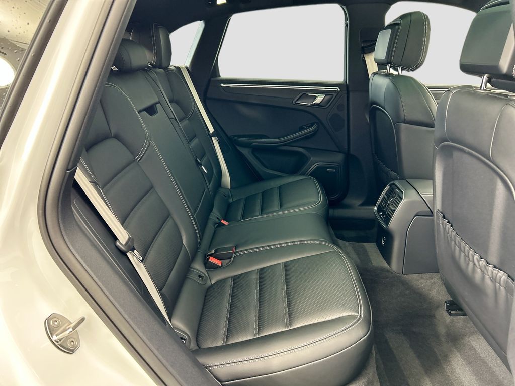 Thumbnail: 2026 Porsche Macan - 23