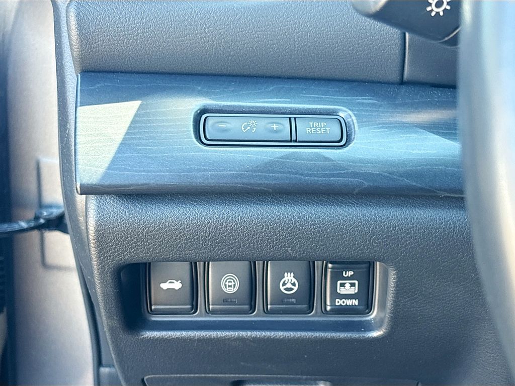 Used 2022 Gray Nissan Platinum image 10