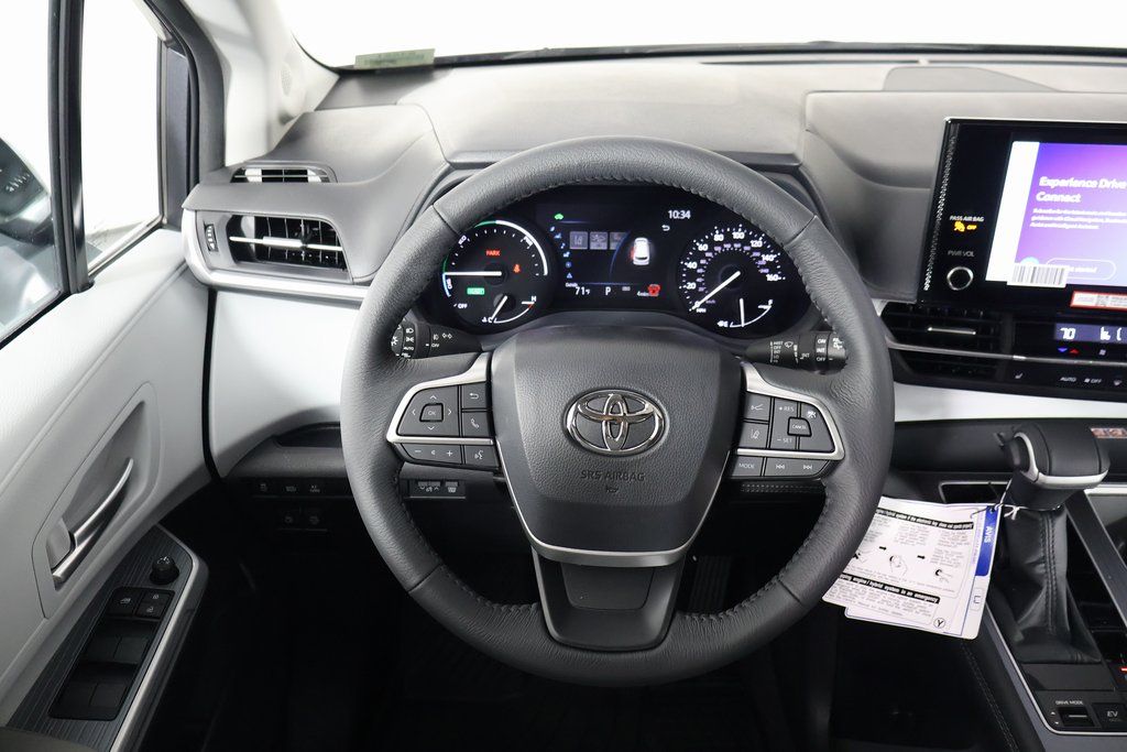 2025 Toyota Sienna XLE 3