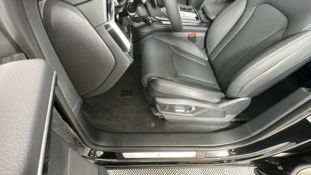 Thumbnail: 2025 Audi Q8 - 32