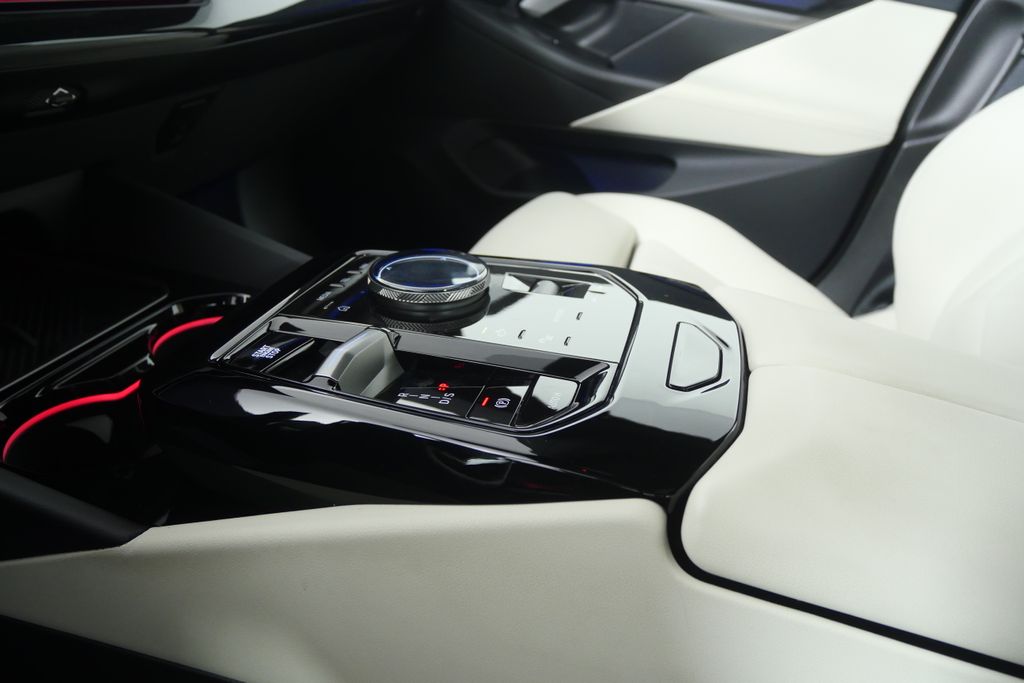 Thumbnail: 2025 BMW 5 Series - 22