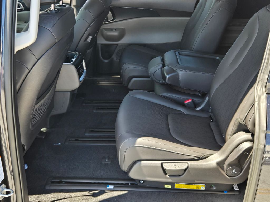 2027 Kia Carnival - $42,570