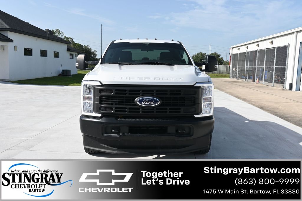 Oxford White 2025 Ford F-350 Super Duty Pickup Truck Four-Wheel Drive Automatic