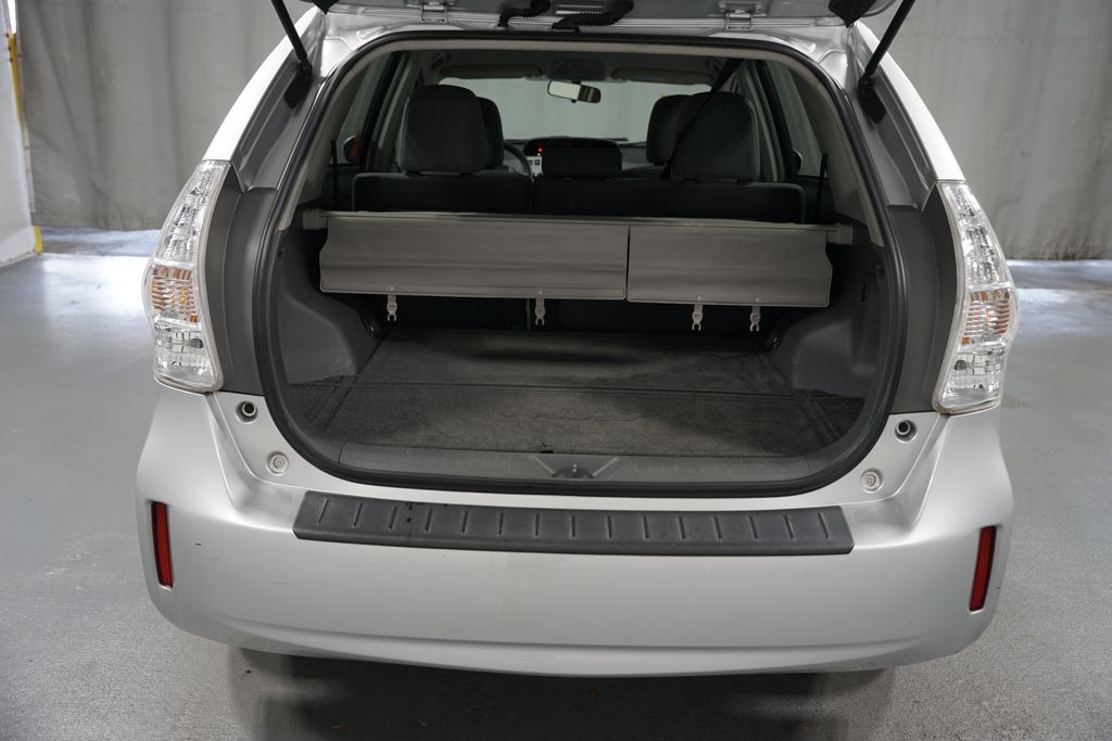 Thumbnail: 2012 Toyota Prius v - 31