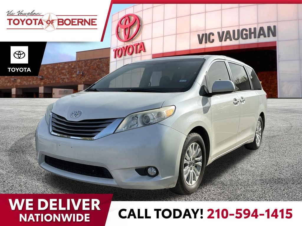 2017 Toyota Sienna XLE 7-Passenger Auto Access Seat FWD