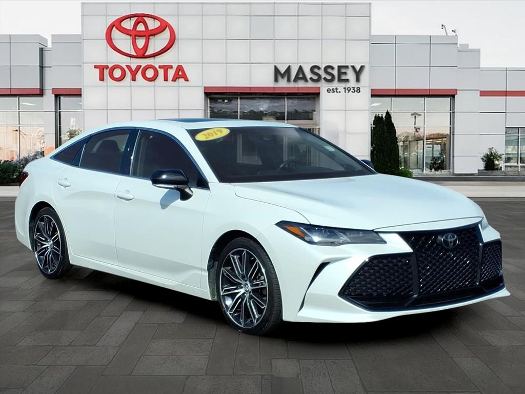 White (Wind Chill Pearl) 2019 Toyota Avalon Sedan Front-Wheel Drive 8-Speed Automatic