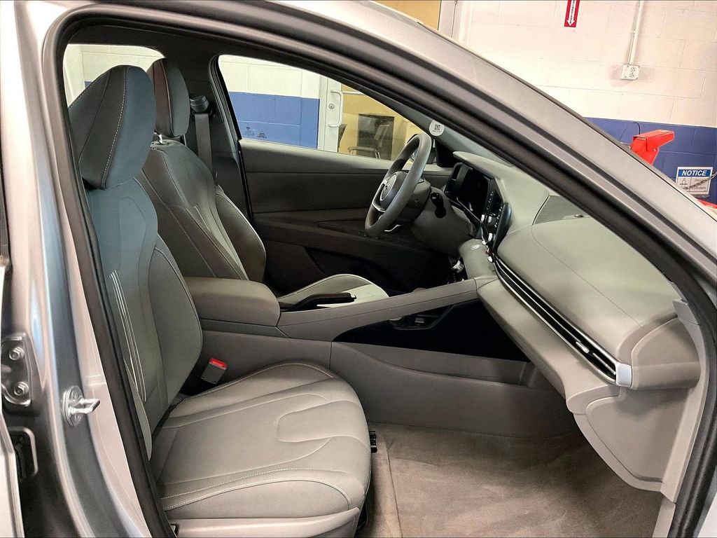 2023 Hyundai Elantra — photo 11