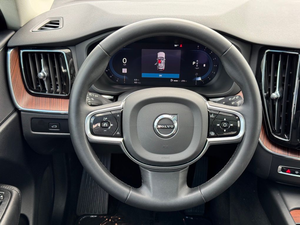 2023 Volvo XC60 B5 Plus photo 18