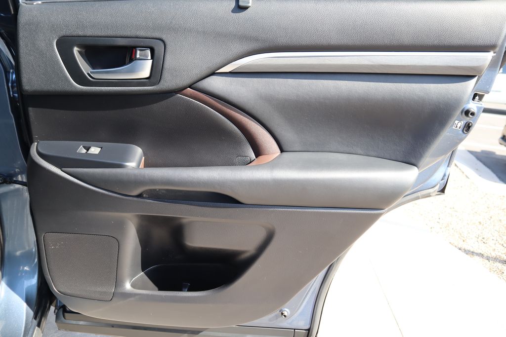 Thumbnail: 2019 Toyota Highlander - 27