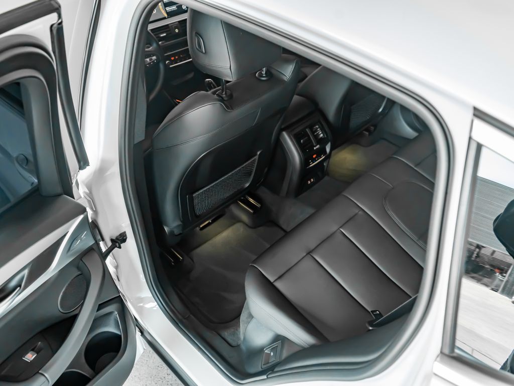 Used 2021 White BMW xDrive30i image 23
