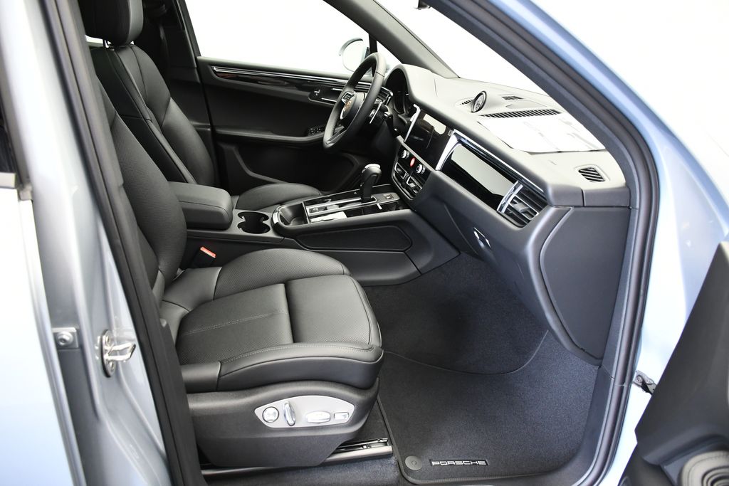 Thumbnail: 2026 Porsche Macan - 26