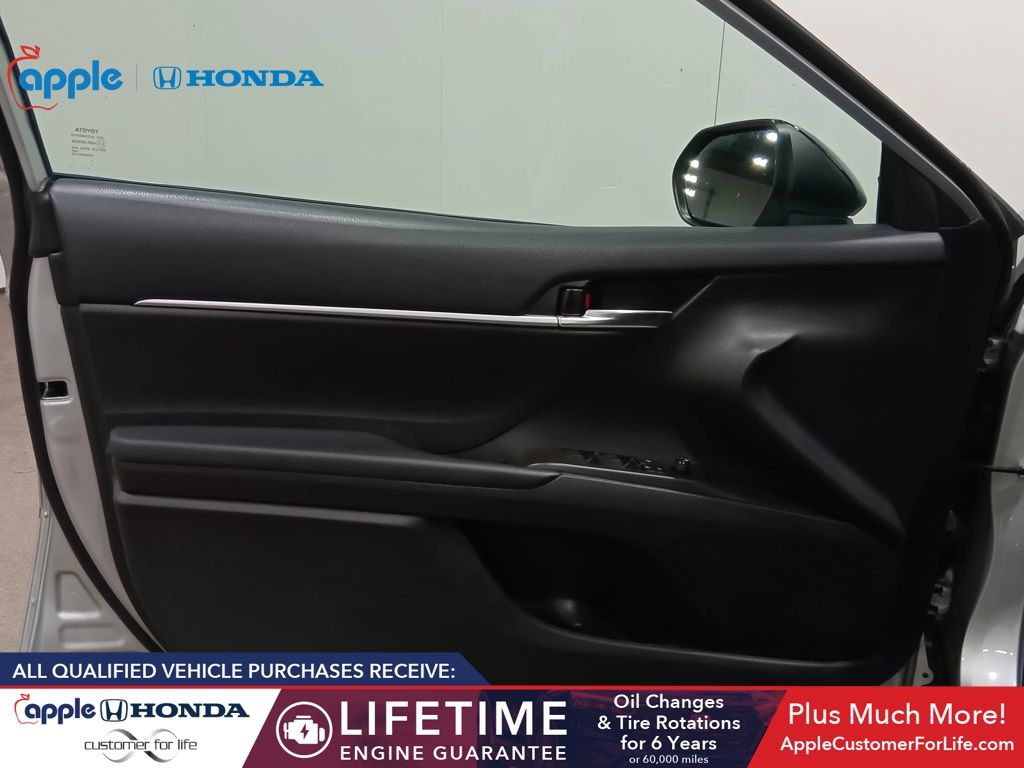 2022 Toyota Camry SE Hybrid