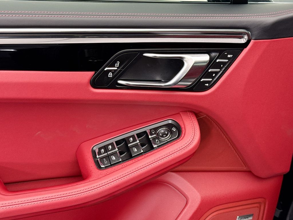 Thumbnail: 2026 Porsche Macan - 24