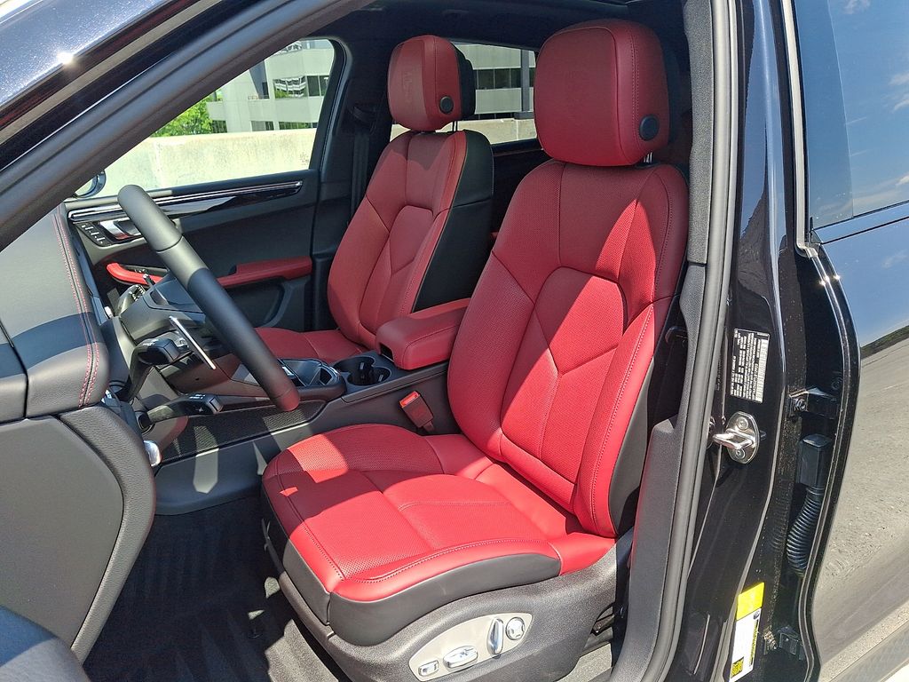 Thumbnail: 2026 Porsche Macan - 5