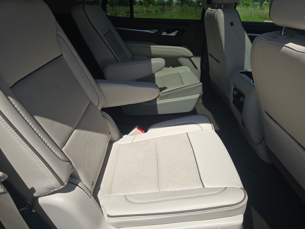 Used 2022 White GMC Denali image 20