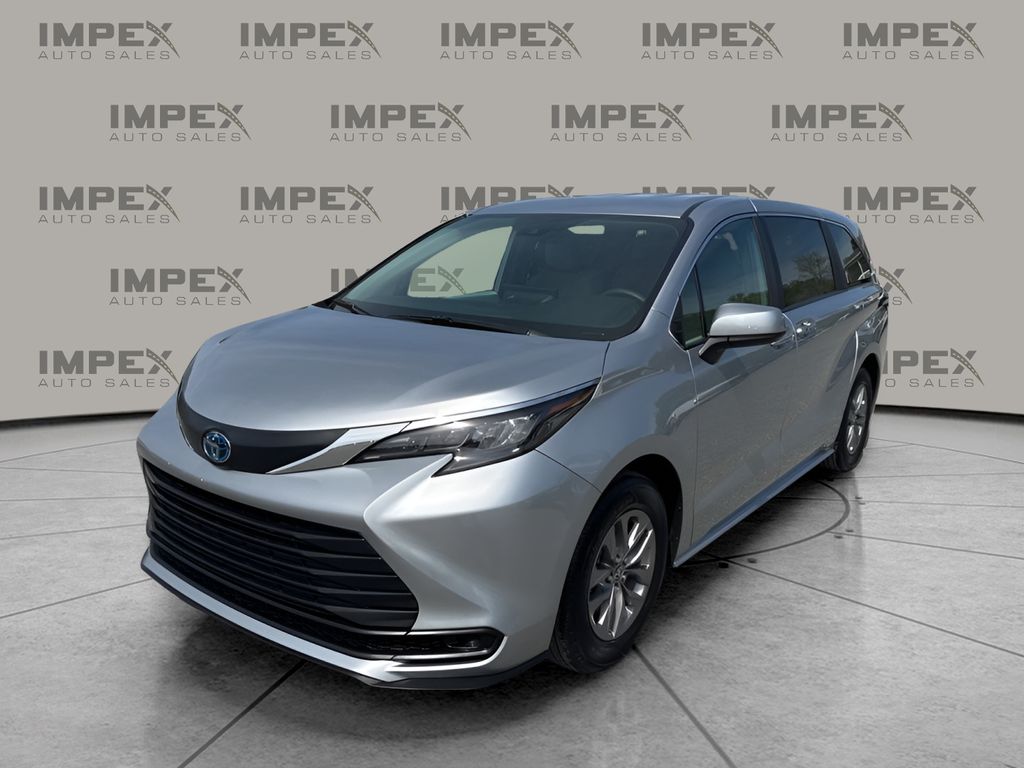 Celestial Silver Metallic 2025 Toyota Sienna LE 8-Passenger FWD Minivan Front-Wheel Drive Continuously Variable Transmission