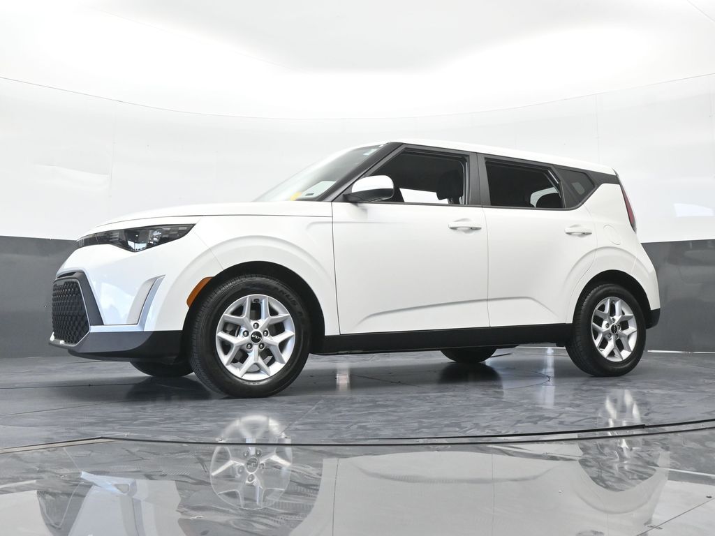 Used 2024 Snow White Pearl Kia LX image 52