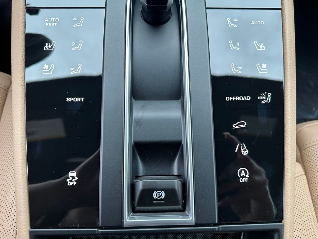 Thumbnail: 2026 Porsche Macan - 25