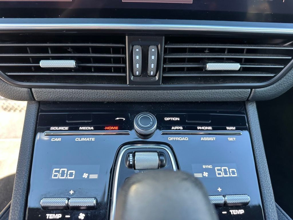 Thumbnail: 2022 Porsche Cayenne - 25