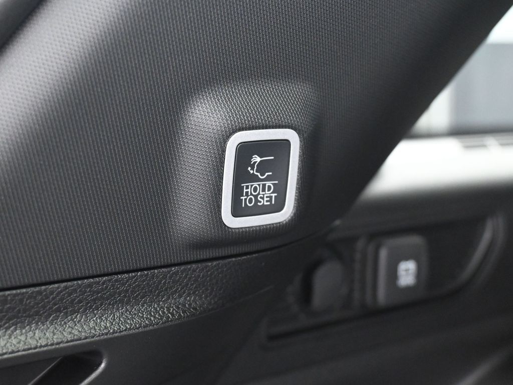 New 2026 Diamond Black Crystal Pearlcoat Jeep Limited image 34