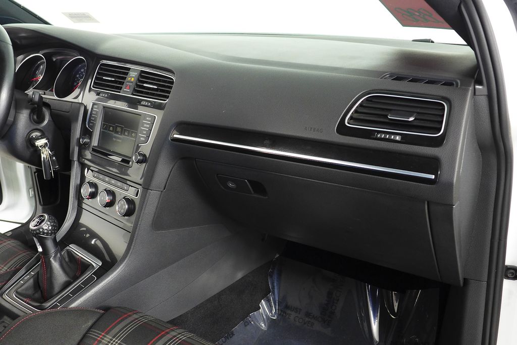 Thumbnail: 2016 Volkswagen Golf - 14