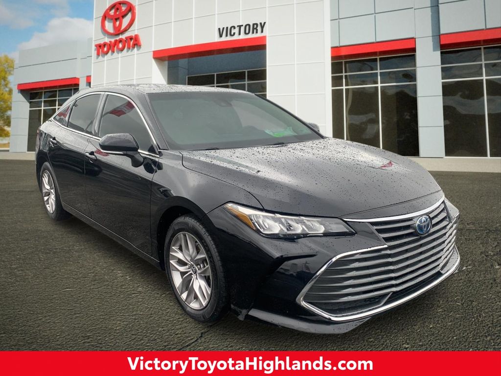 2022 Toyota Avalon Hybrid XLE FWD