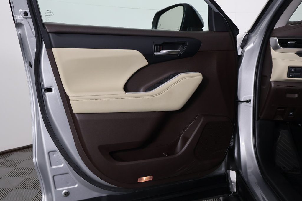 Thumbnail: 2022 Toyota Highlander - 12