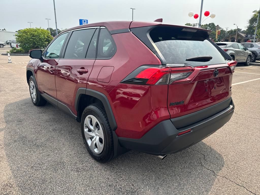 2022 Toyota RAV4 LE photo 8