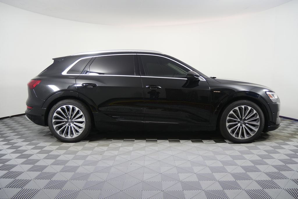 Thumbnail: 2019 Audi e-tron - 2