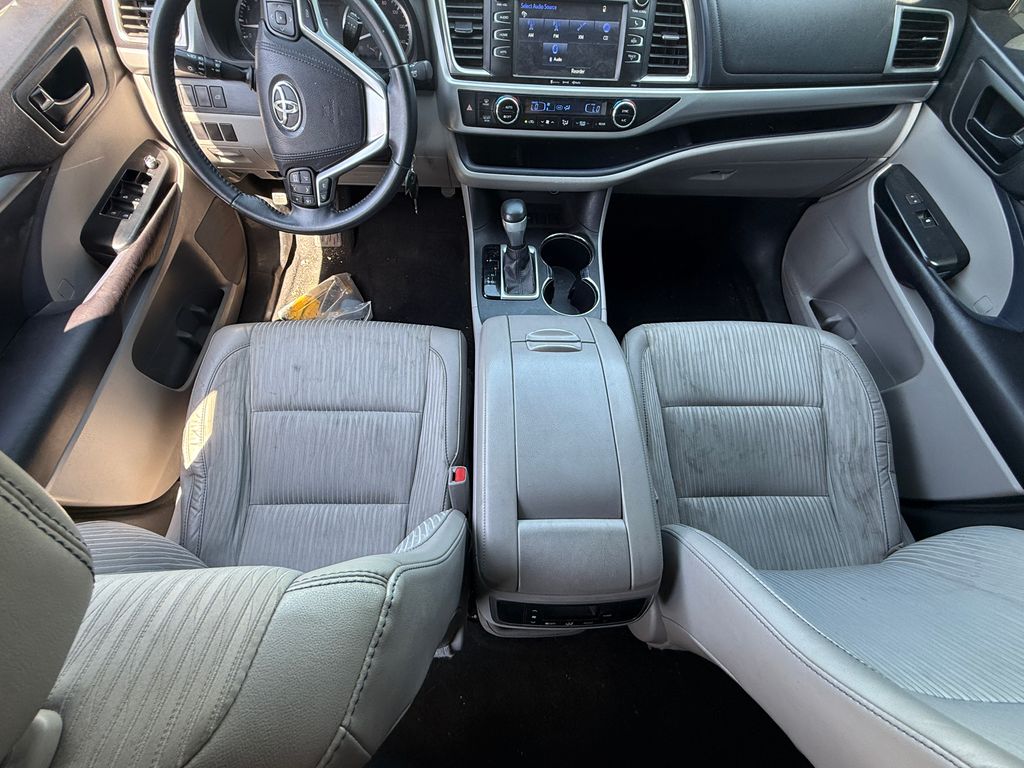 Thumbnail: 2016 Toyota Highlander - 8