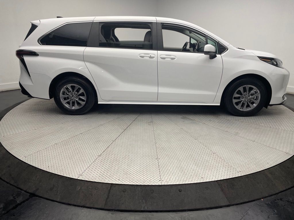 2024 Toyota Sienna LE 4