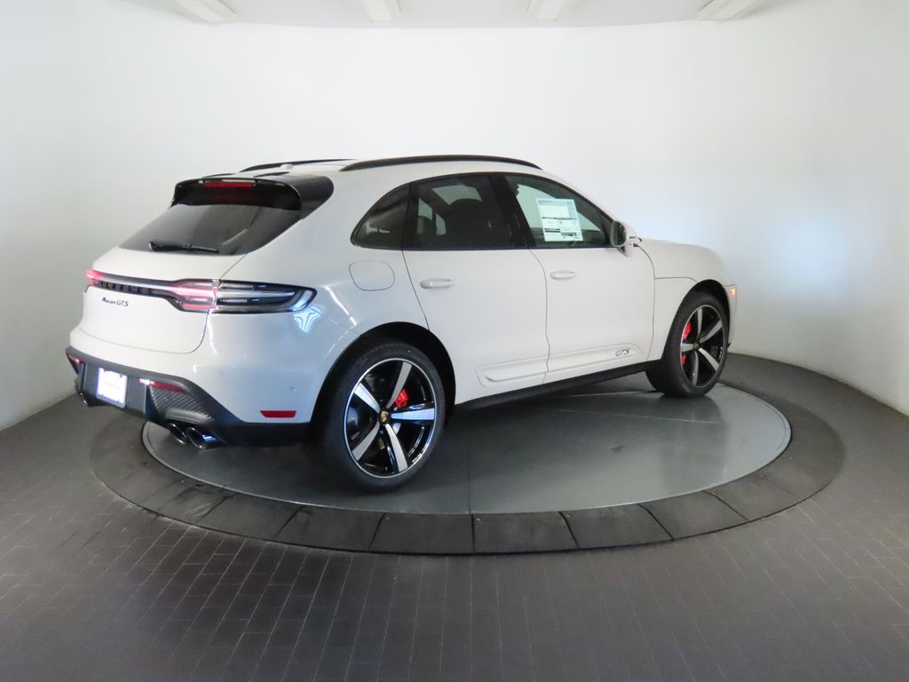 Thumbnail: 2026 Porsche Macan - 7