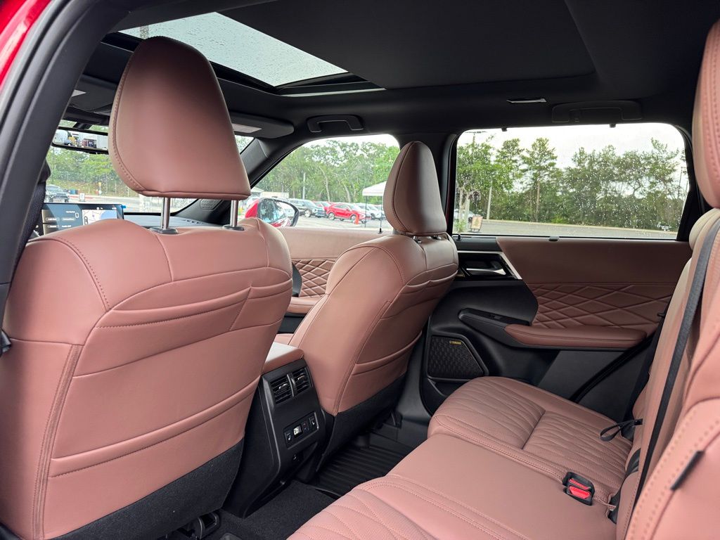 2025 Mitsubishi Outlander SEL photo 14
