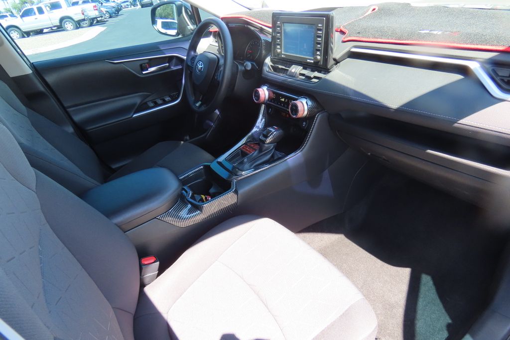 Thumbnail: 2021 Toyota RAV4 - 17