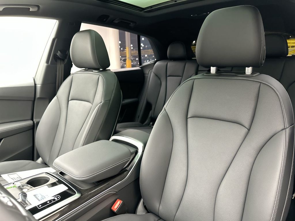 Thumbnail: 2026 Audi Q8 - 22