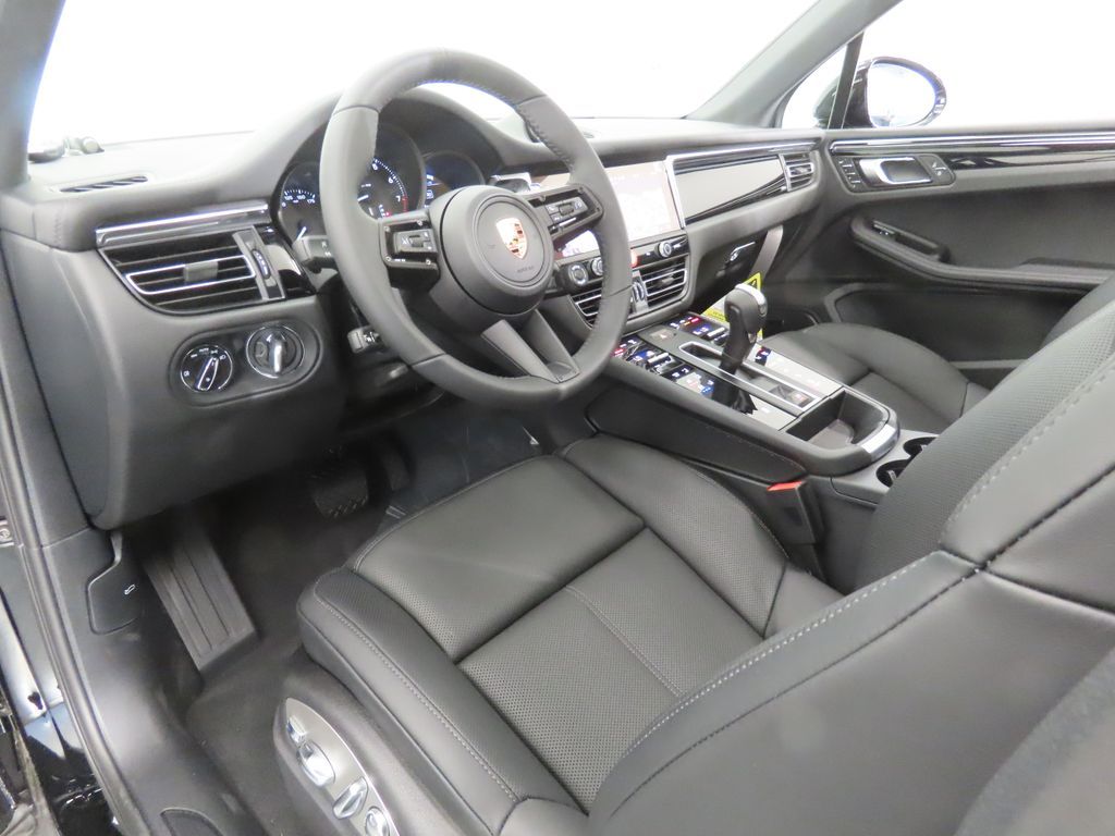 Thumbnail: 2026 Porsche Macan - 4