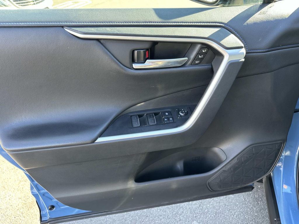 Thumbnail: 2022 Toyota RAV4 - 27