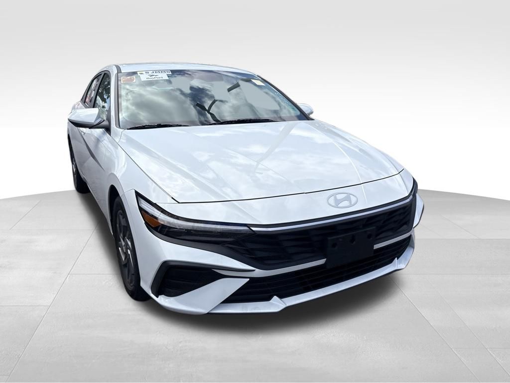 Used 2024 White Hyundai SEL image 8