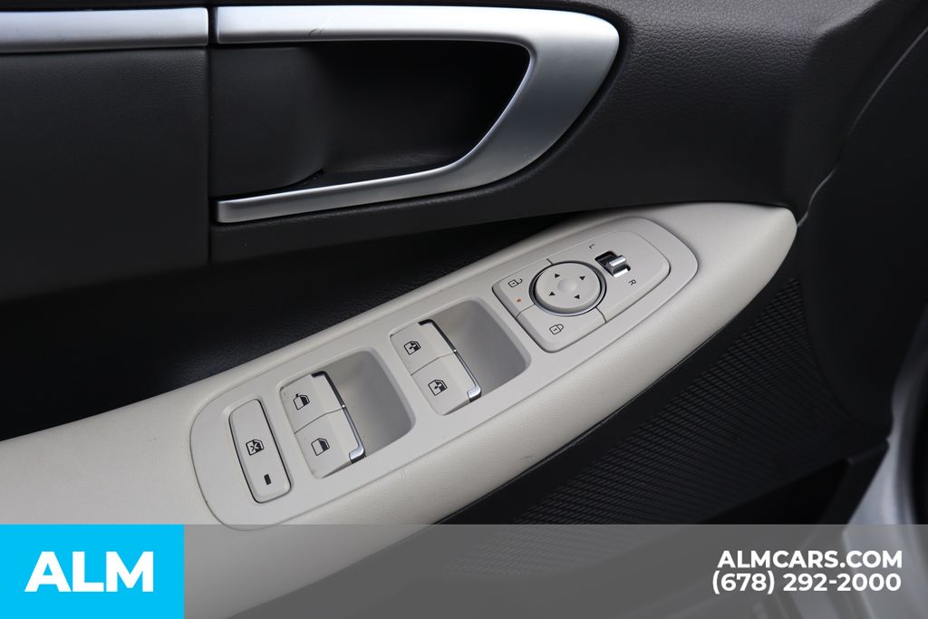 Used 2025 Silver Hyundai SEL image 16