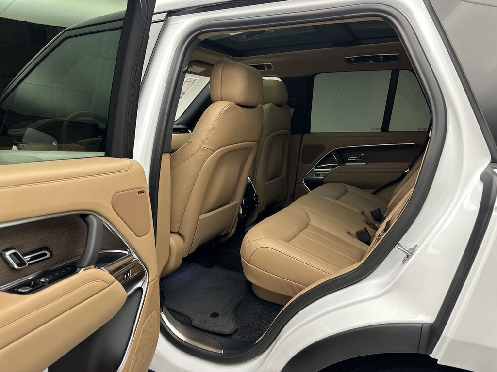 2023 Land Rover Range Rover SE 13
