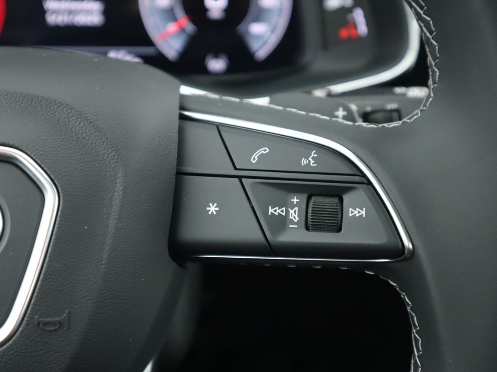 Thumbnail: 2025 Audi Q8 - 12