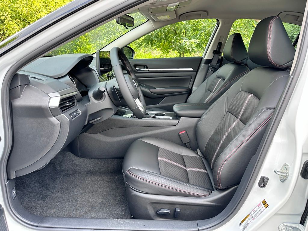 New 2026 Pearl White/Super Black Nissan 2.5 SR image 13